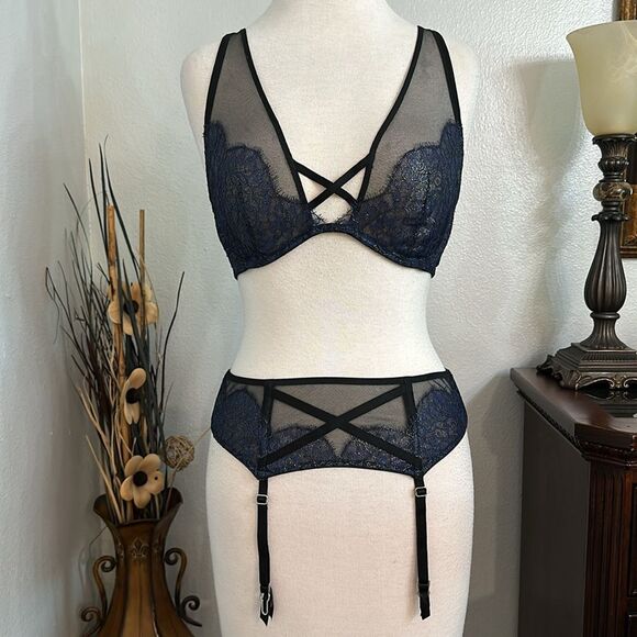 Victoria’s Secret Very Sexy‎ Plunge Bra And Garter Set Size 34D - Picture 1 of 15
